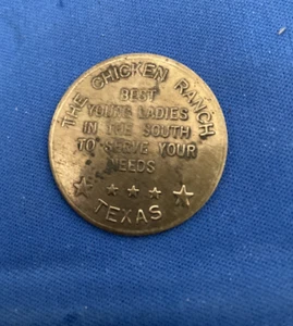 "Ficha de burdel vintage de latón a cuadros con tornillo The Chicken Ranch Texas años 70 1,5""" - Imagen 1 de 2