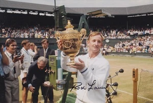 AUTÓGRAFO DE TENIS CON FOTO DE 12X8 ROD LAVER FIRMADA A MANO WIMBLEDON 13 - Imagen 1 de 1