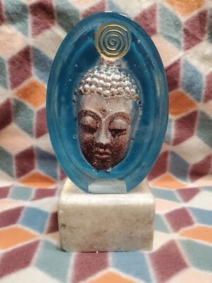 Buda oval azul sobre base de pedra branca - Imagem 1 de 4