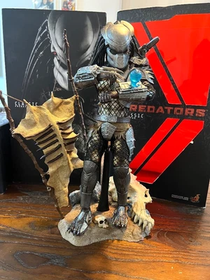 Hot Toys Movie Masterpiece MMS162 Predators Classic 1/6 Figure Predator - Image 1 of 4
