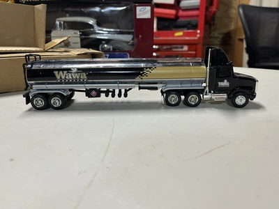 Remolque cisterna GMC blanco escala 1/64 - gasolineras WAWA Foto 1 de 4