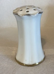 R S PREUSSEN…antiker Porzellan Hutnadel Halter…elegant…geriffelt - Bild 1 von 11