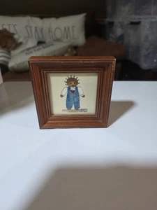 🟢 Vintage 4" x 4" Sandy Honan Satz Gemälde primitiver Junge gerahmt 1980er - Bild 1 von 6