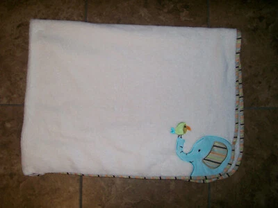 Manta Bebé Garannimals Marfil Crema Azul Elefante Verde Pájaro Marrón Borde a Rayas Foto 1 de 3