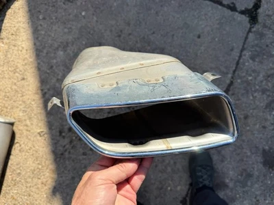 VOLVO V60 2015 - 17 TUBO DE ESCAPE TRASERO EMBELLECEDOR DERECHO P/N: 31425017  Foto 1 de 4