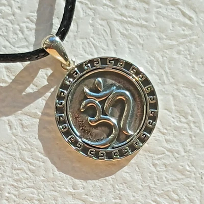 Vendedor de EE. UU. Colgante de moneda de plata esterlina 925 sánscrito Om/Aum, cordón vegano de 18" Foto 1 de 4