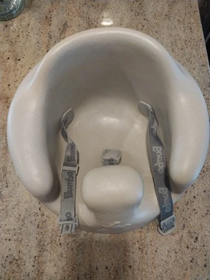 Asiento de piso para bebé Bumbo silla para sentarse con arnés ajustable, gris frío Foto 1 de 4