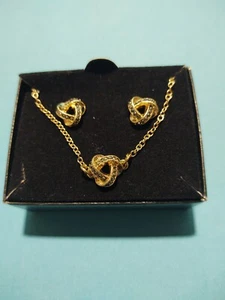 AVON goldfarbene Love Knots Kette Halskette & Ohrringe Set ~ NEU - Bild 1 von 3