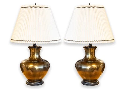 Пара больших бронзовых современных настольных ламп середины века с белыми плиссированными абажурами - Изображение 1 из 4