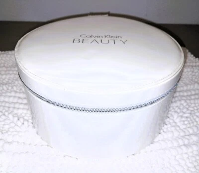 Estojo de maquiagem branco grande redondo CALVIN KLEIN BEAUTY zíper EXCELENTE - Imagem 1 de 4