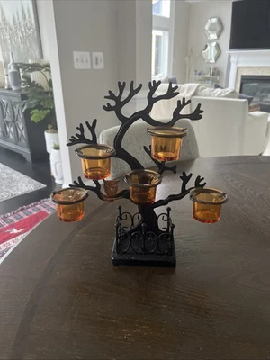 Candelabro votivo embrujado de Halloween cementerio. Fondo pesado negro brillante Foto 1 de 4