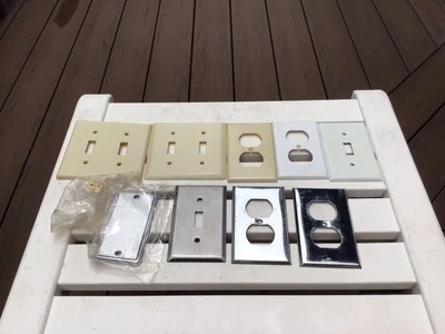 LOTE DE COLECCIÓN 9 salidas de baquelita cromadas recuperadas y cubierta de placa de interruptor Art Deco MCM Foto 1 de 4
