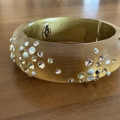 Brazalete Alexis Bittar Oro con Cristales Pasteles Lucita Bisagras Brazalete Foto 1 de 4