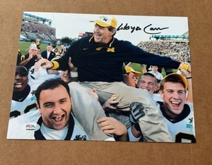 FOTO 8X10 FIRMADA POR LLOYD CARR DE LOS MICHIGAN WOLVERINES PSA/ADN #3 - Imagen 1 de 1