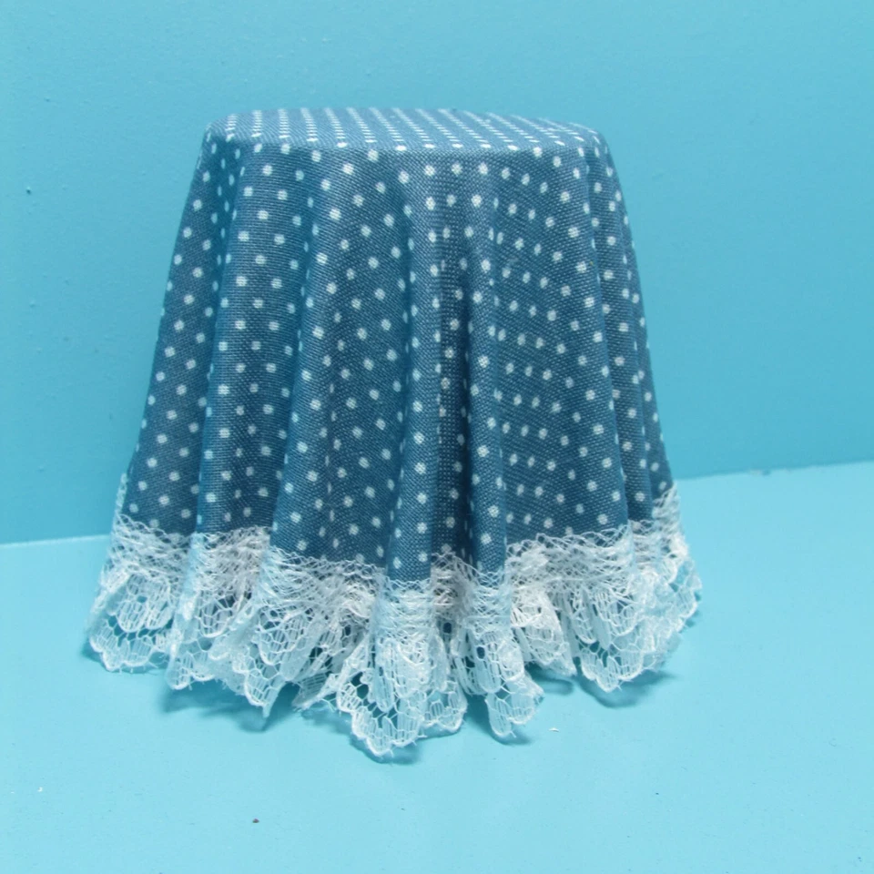 Mesa lateral com saia miniatura para casa de bonecas em bolinhas azuis com renda ~ CB124B - Imagem 1 de 1