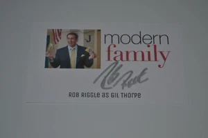 Modern Family  3" x 5" Autographed by  ROB RIGGLE as "Gil Thorpe" - Picture 1 of 1