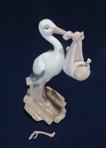 LLADRO Nueva Llegada Cigüeña Pájaro Bebé Niña Rosa Estatuilla #6382 -DEFECTO: Pierna Rota- - Imagen 1 de 11