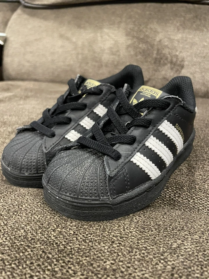 🔥Zapatos Tenis Adidas Superstar Niños 7K - Negro y Dorado Otholite Foto 1 de 4