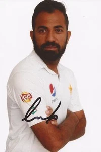 PAKISTAN: WAHAB RIAZ SIGNED 6x4 TEST PORTRAIT PHOTO+COA - Picture 1 of 1