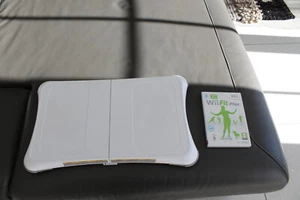 Nintendo Wii Balance Board RVL-021 inklusive Wii Fit Plus in weiß - Bild 1 von 17