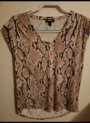 Express Women's Snake Skin Print.  Short Sleeves. V-Neck. Size  XS. Foto 1 de 4