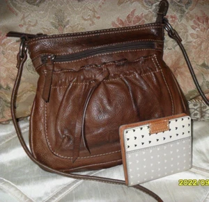 SET BESTEHEND AUS 2 BRAUNEN LEDER-UMHÄNGETASCHE SCHULTERTASCHE BEUTELTASCHE & SÜSSE GELDBÖRSE - Bild 1 von 12