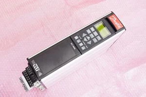 DANFOSS 1,7 Kva Convertidor de Frecuencia VLT5000 VLT5001PT5B20EBR3DLF10A00C0 - Picture 1 of 6