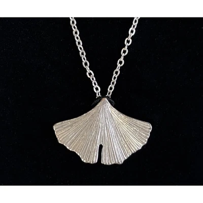 Collana foglia di ginkgo in argento, catena regolabile, ciondolo botanico... - Immagine 1 di 4