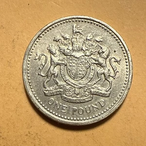 Great Britain One Pound Circulated Coin - Dated 1983 - First Portrait - Picture 1 of 2