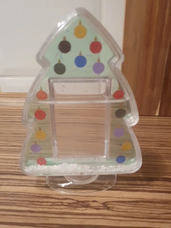 Foto Schneekugel in Form eines Weihnachtsbaums ( mit Macken siehe Beschreibung) - Bild 1 von 4