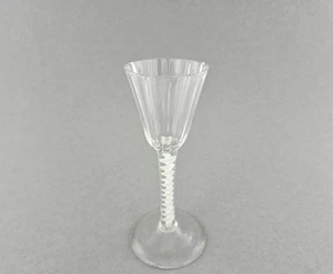 Schnapsglas mit Milchglaswendel. England oder Niederlande, 18./19.Jh. - Picture 1 of 6