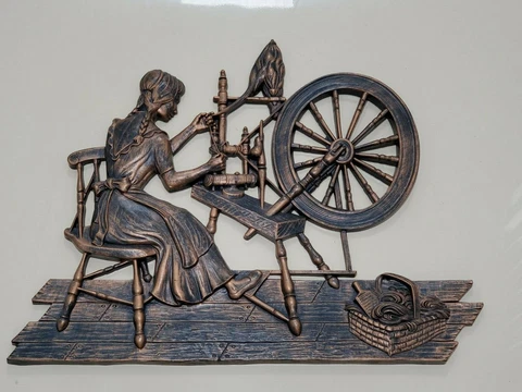 1971 Woman Wool Spinning Wheel Wall Hanging Dart Plastic Plaque Decoration U392 Cover