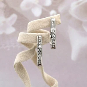 Pendientes de aro de oro blanco de 14K con diamantes redondos de 0,59 quilates de diámetro de 0,60" - Imagen 1 de 8
