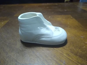 1 Zapato Beige Porcelana con una mariposa dorada en la zona del dedo del pie (Caja 20) - Imagen 1 de 2