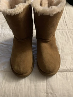 Nuevo en caja Ugg con arco Bailey pana para mujer talla 6 color tostado Foto 1 de 4