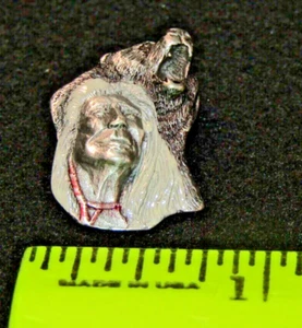 Bergamot Inc. 1992 vintage Pinback de peltre de oso pardo nativo americano #1045 - Imagen 1 de 6