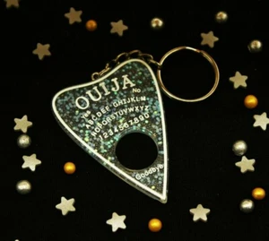 LLAVERO CON ENCANTO OUIJA BRILLANTE TRANSPARENTE Y AZUL Llaves Brujería Espeluznante Lindo - Imagen 1 de 1
