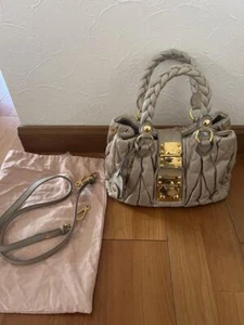 Auténtico Bolso de Hombro MIU MIU Matelasse 2 Vías Cuero Beige Usado con Bolsa de Almacenamiento - Imagen 1 de 5
