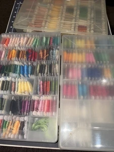 Gran Lote 250+ Bobinas de Hilo Bordado Cardadas en 3 Cajas de Almacenamiento Varios Colores - Imagen 1 de 10