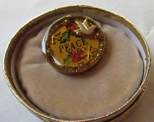 Vintage Maximal Art Christmas Peace Pin Brooch NIB NOS - Picture 1 of 2