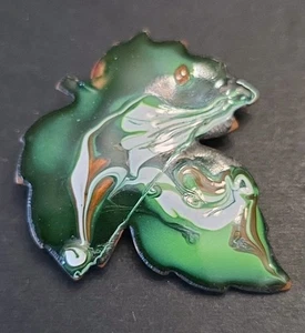 Vintage Brosche grün weiß Wirbel Blatt Emaille auf Kupfer Anstecknadel - Bild 1 von 3