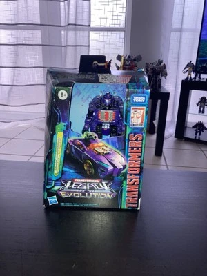 Transformers Legacy Evolution Cyberverse Universe Shadow Striker - Bild 1 von 3