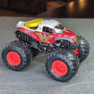 Camión diecast Wonder Woman Hot Wheels Monster Jam 1:64 - Imagen 1 de 5