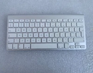 Apple International English Magic Keyboard A1314 MC184LL/A w/ Two Batteries - Bild 1 von 5