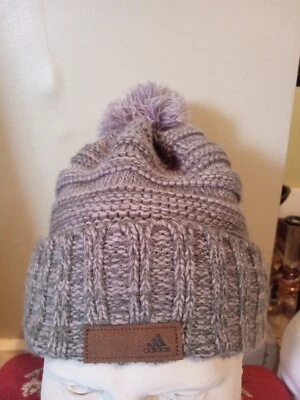 Gorro de invierno gris tejido Adidas Climawarm forrado con bola gris Foto 1 de 4