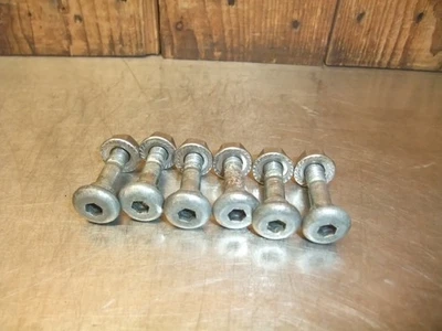 Tuercas y pernos de piñón trasero Triumph Daytona 955i 2006 en muy buena condición #271 Foto 1 de 2