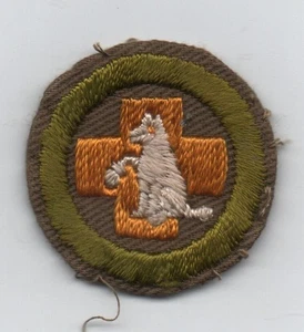 Verdienstabzeichen Erste Hilfe Tiere, Typ C hellbraun schmal gekräuselt (1936-46), gebraucht - Bild 1 von 1