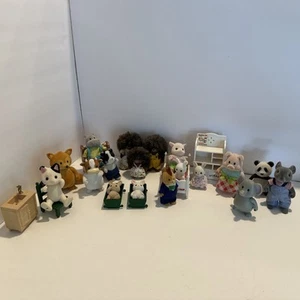 Vintage Calico Critters Lil Woodzeez Lot Maus Kaninchen Kuh Katze Möbel Epoche - Bild 1 von 12