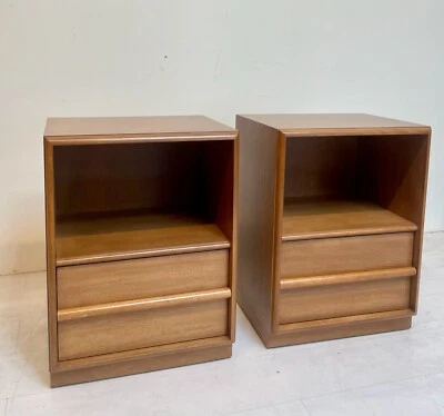 T.H. Par de mesitas de noche/mesas auxiliares Robsjohn Gibbings para Widdicomb Foto 1 de 4