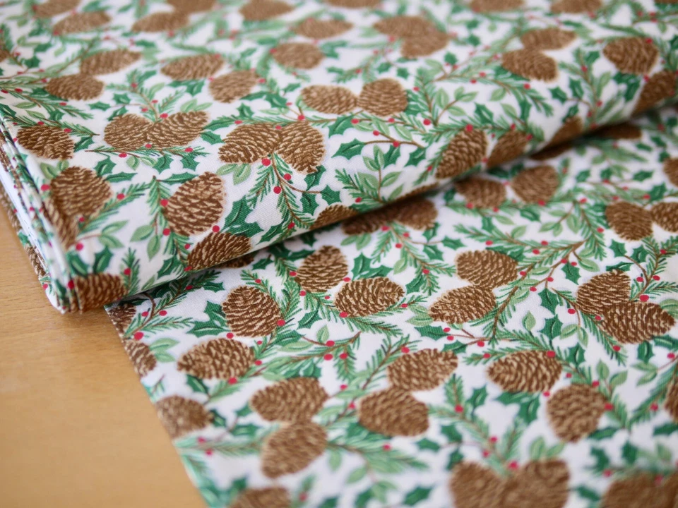 MODA Patchworkstoff, Weihnachtsstoff, HOLIDAY LODGE, Tannenzapfen, Ilex, Zweige - Bild 1 von 4